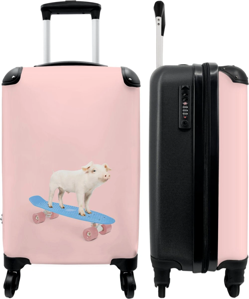 NoBoringSuitcases.com® Kinderkoffer - Trolley Kinderen - Varken - Roze - Skateboard - Kinderen - Meisje - Koffer Dieren - Past Binnen 55x40x20 Cm En 55x35x25 Cm - Reiskoffer Met Wielen 1 NoBoringSuitcases.com® Kinderkoffer - Trolley Kinderen - Varken - Roze - Skateboard - Kinderen - Meisje - Koffer Dieren - Past Binnen 55x40x20 Cm En 55x35x25 Cm - Reiskoffer Met Wielen