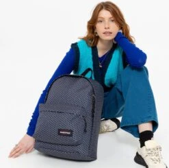 Eastpak OUT OF OFFICE Rugzak, 27 Liter, 13.3 Inch Laptopvak - Refleks Navy 18 Eastpak OUT OF OFFICE Rugzak, 27 Liter, 13.3 Inch Laptopvak - Refleks Navy -Kofferland Goedkope Winkel 1200x1191 3