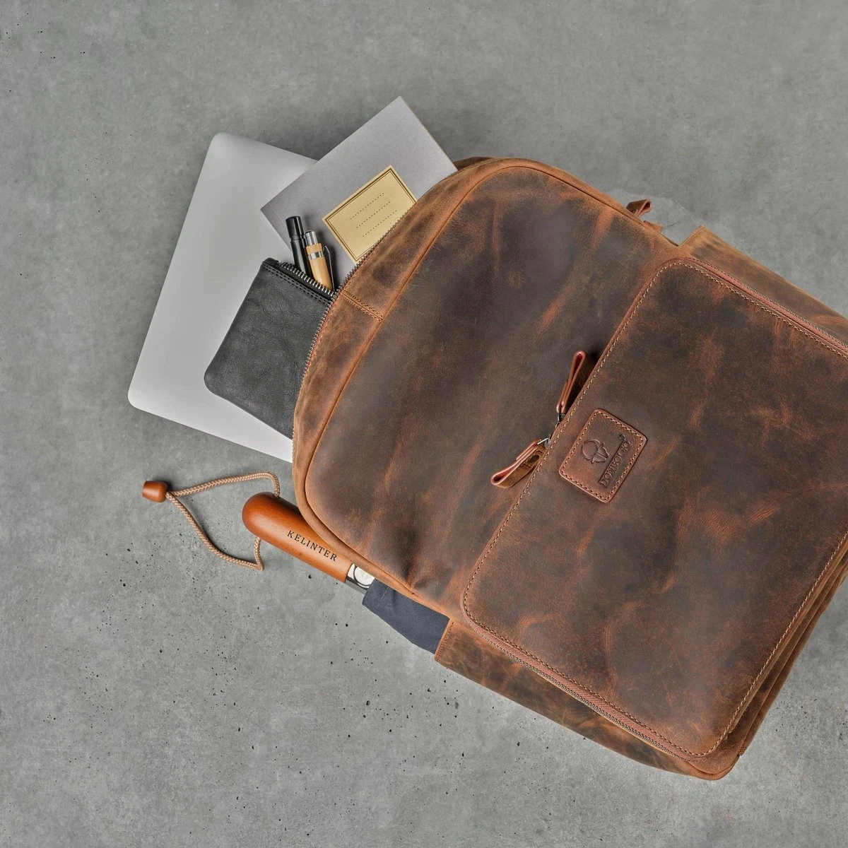 DONBOLSO Rugzak Tokio I Premium Lederen Dagrugzak Voor Mannen En Vrouwen Met Laptopvak I Ideale Lederen Rugzak Voor Op Reis, Kantoor, Universiteit I Handgemaakte Laptoptas I Vintage Bruin 6 DONBOLSO Rugzak Tokio I Premium Lederen Dagrugzak Voor Mannen En Vrouwen Met Laptopvak I Ideale Lederen Rugzak Voor Op Reis, Kantoor, Universiteit I Handgemaakte Laptoptas I Vintage Bruin - Afbeelding 6