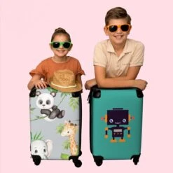 NoBoringSuitcases.com® Koffer - Jungle - Panda - Olifant - Giraffe - Kinderen - Past Binnen 55x40x20 Cm En 55x35x25 Cm - Handbagage - Trolley - Fotokoffer - Cabin Size - Print 18 NoBoringSuitcases.com® Koffer - Jungle - Panda - Olifant - Giraffe - Kinderen - Past Binnen 55x40x20 Cm En 55x35x25 Cm - Handbagage - Trolley - Fotokoffer - Cabin Size - Print -Kofferland Goedkope Winkel 1200x1200 330
