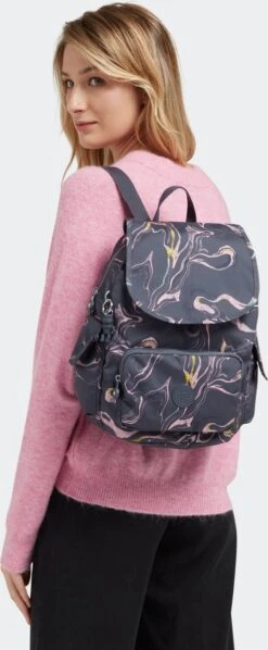Kipling CITY PACK S Rugzak, 13 Liter - Soft Marble -Kofferland Goedkope Winkel 496x1200 3