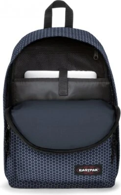 Eastpak OUT OF OFFICE Rugzak, 27 Liter, 13.3 Inch Laptopvak - Refleks Navy 19 Eastpak OUT OF OFFICE Rugzak, 27 Liter, 13.3 Inch Laptopvak - Refleks Navy -Kofferland Goedkope Winkel 745x1200 5