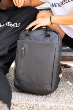 New Rebels® Harper - Rugtas - Zwart - Waterbestendig - 9L - 28x8x38cm - Rugzak / Backpack 30 New Rebels® Harper - Rugtas - Zwart - Waterbestendig - 9L - 28x8x38cm - Rugzak / Backpack -Kofferland Goedkope Winkel 800x1200 63