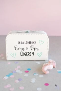 Merkloos ByMi |Koffertje Ik Ga Lekker Logeren Bij Opa En Oma| Aankondiging| Zwangerschap| Kraam Cadeau| Zwanger| Gepersonaliseerd -Kofferland Goedkope Winkel 801x1200 6