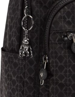 Kipling SEOUL S Rugzak, 14 Liter - Signature Emb 13 Kipling SEOUL S Rugzak, 14 Liter - Signature Emb -Kofferland Goedkope Winkel 939x1200 3